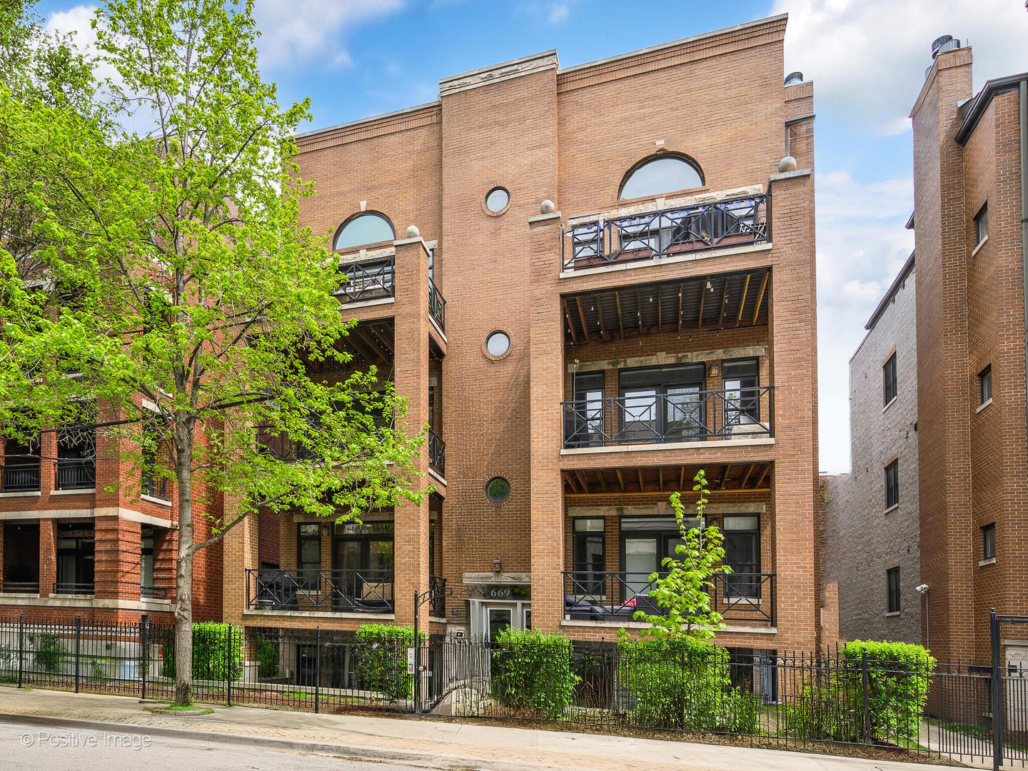 669 N Peoria Street Unit: 1N