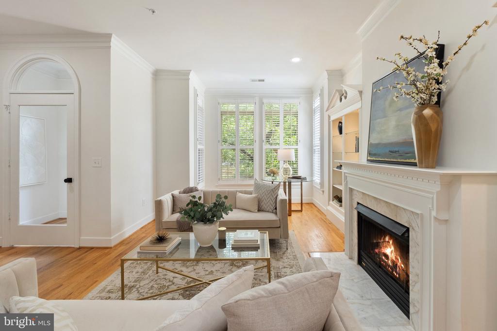 806 Constitution Ave NE