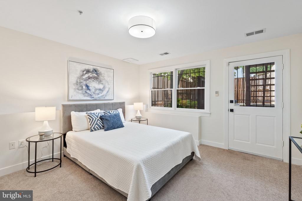 806 Constitution Ave NE