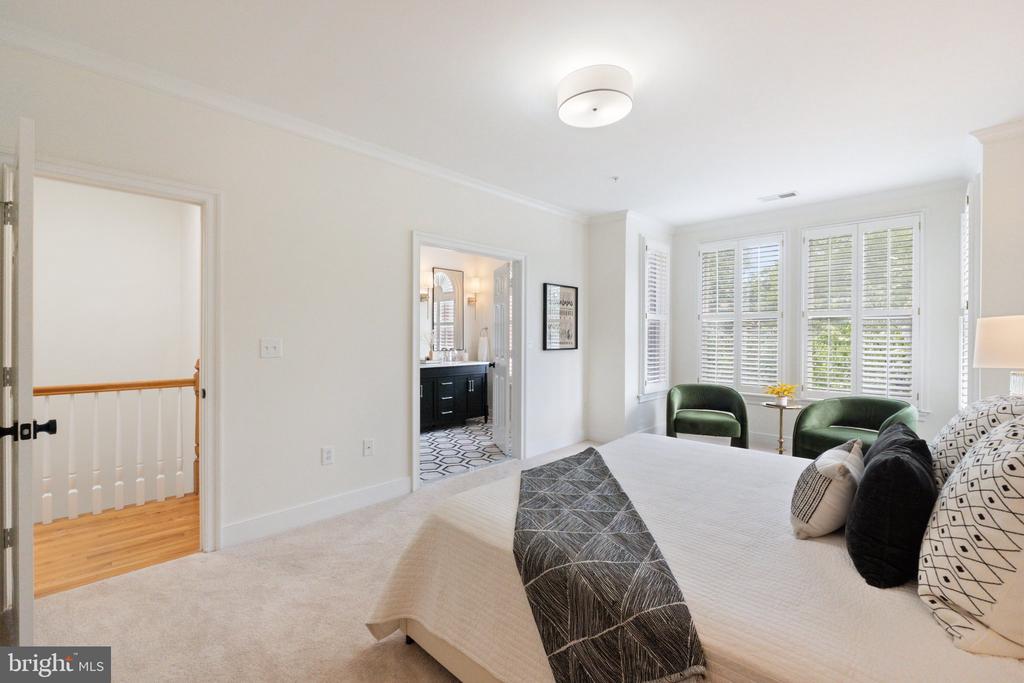 806 Constitution Ave NE