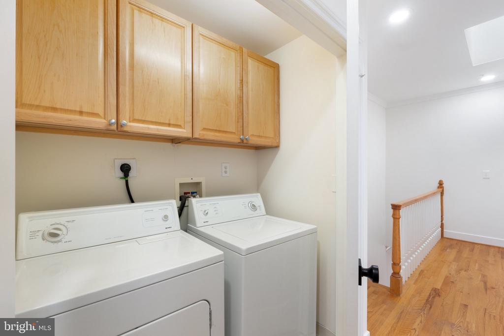806 Constitution Ave NE