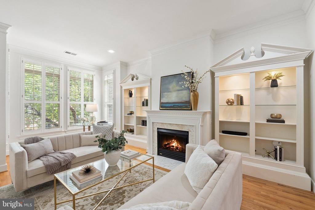 806 Constitution Ave NE