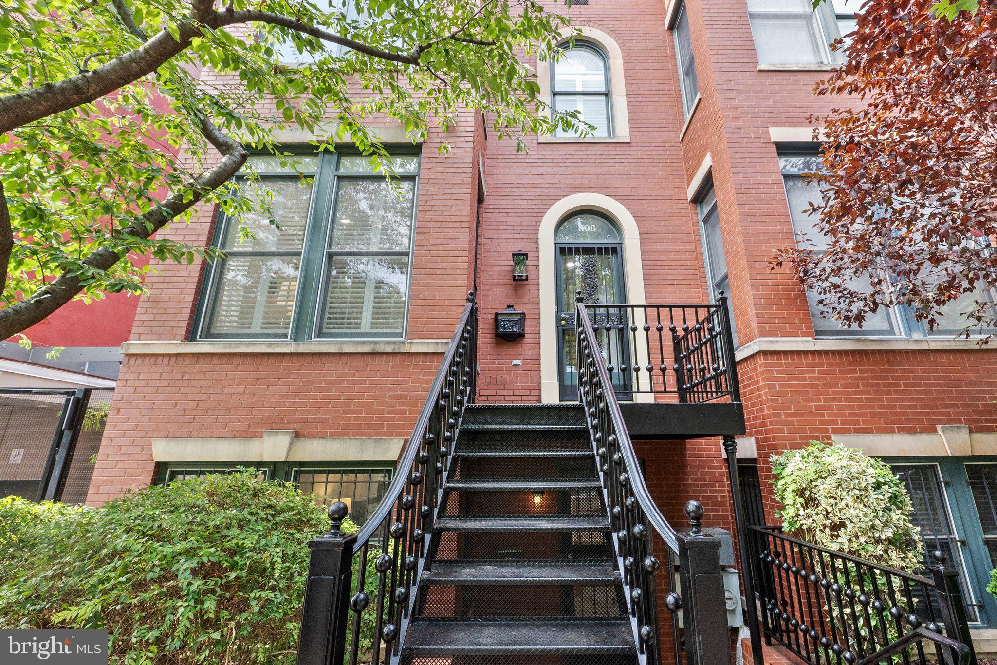 806 Constitution Ave NE