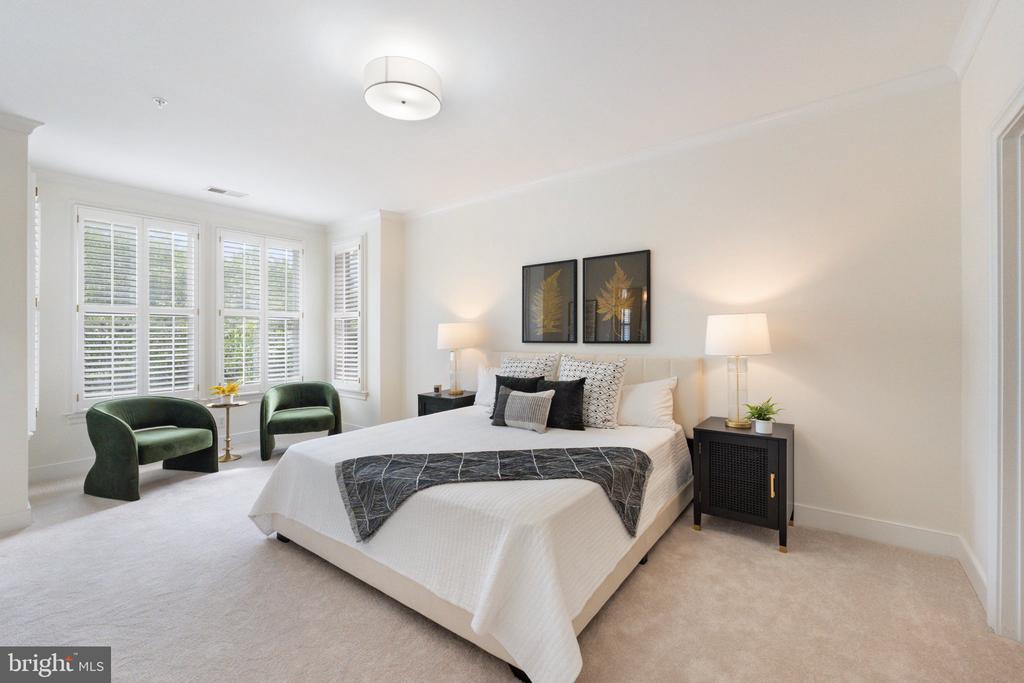 806 Constitution Ave NE