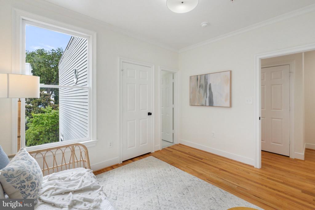 806 Constitution Ave NE