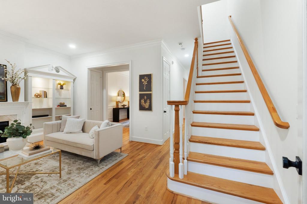 806 Constitution Ave NE