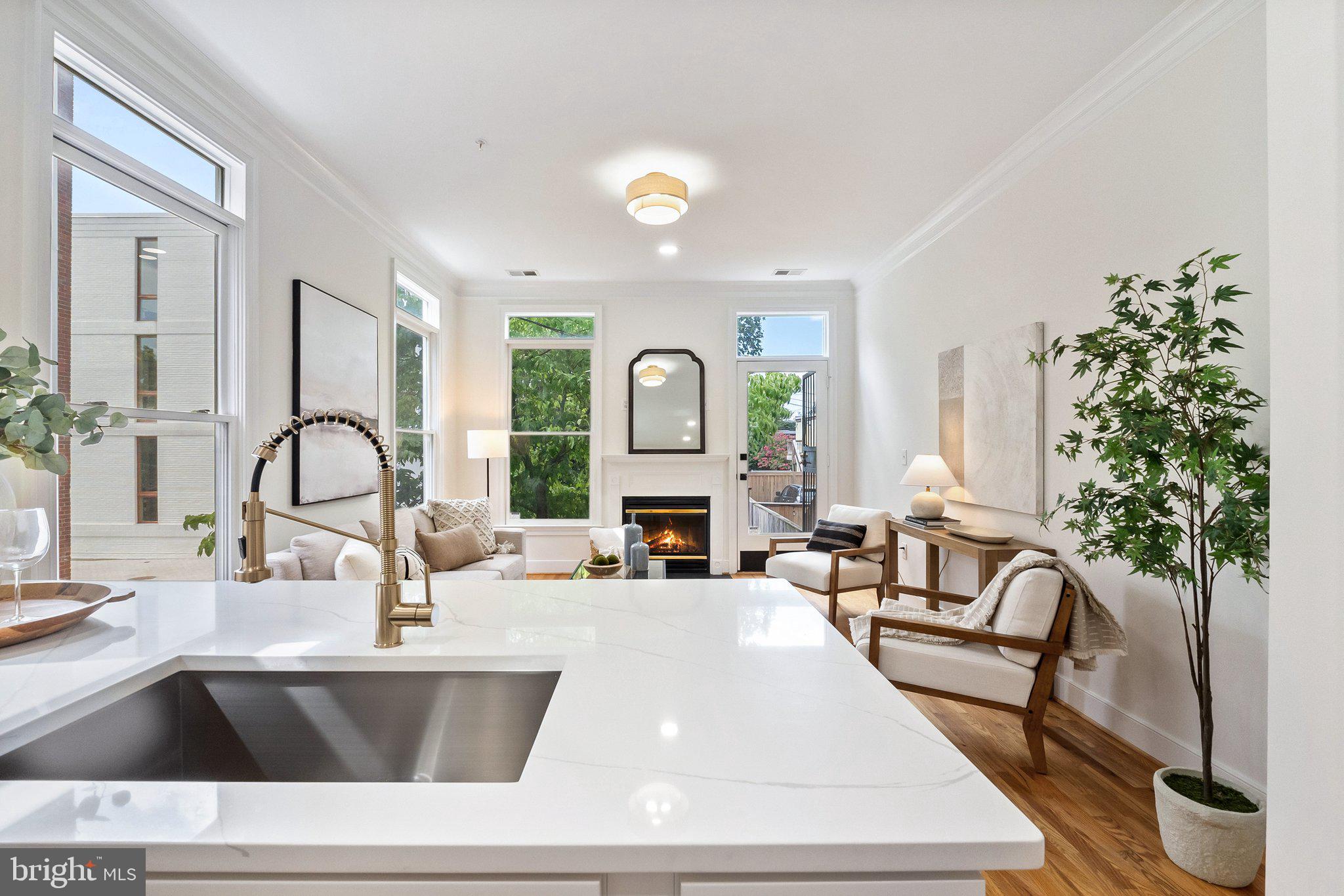 806 Constitution Ave NE