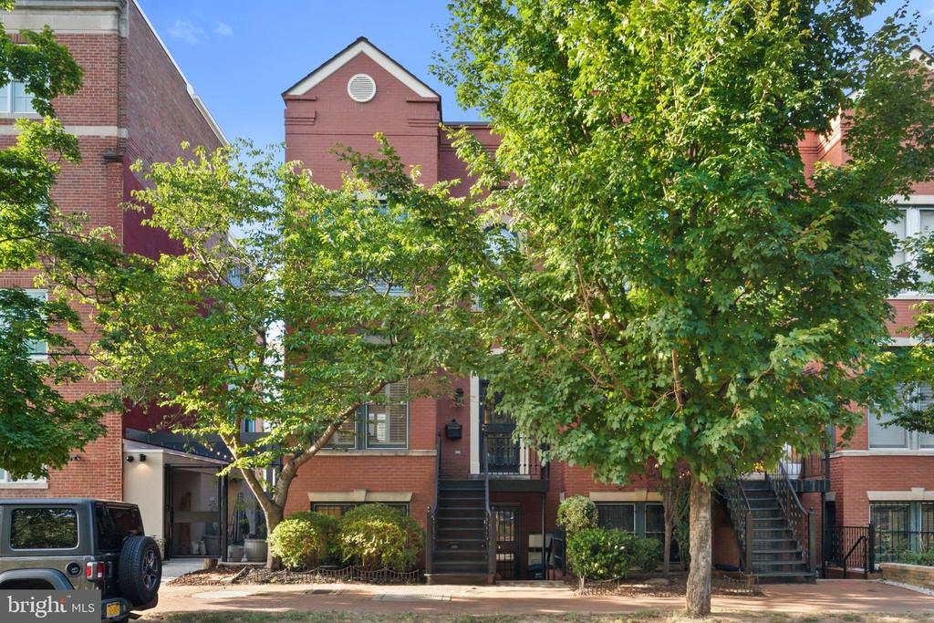 806 Constitution Ave NE
