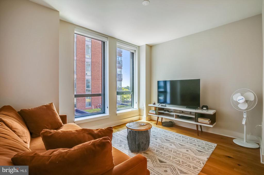 1211 VAN ST SE #602