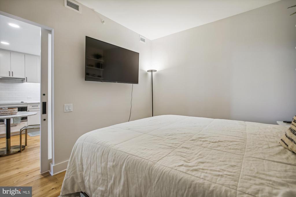 1211 VAN ST SE #602