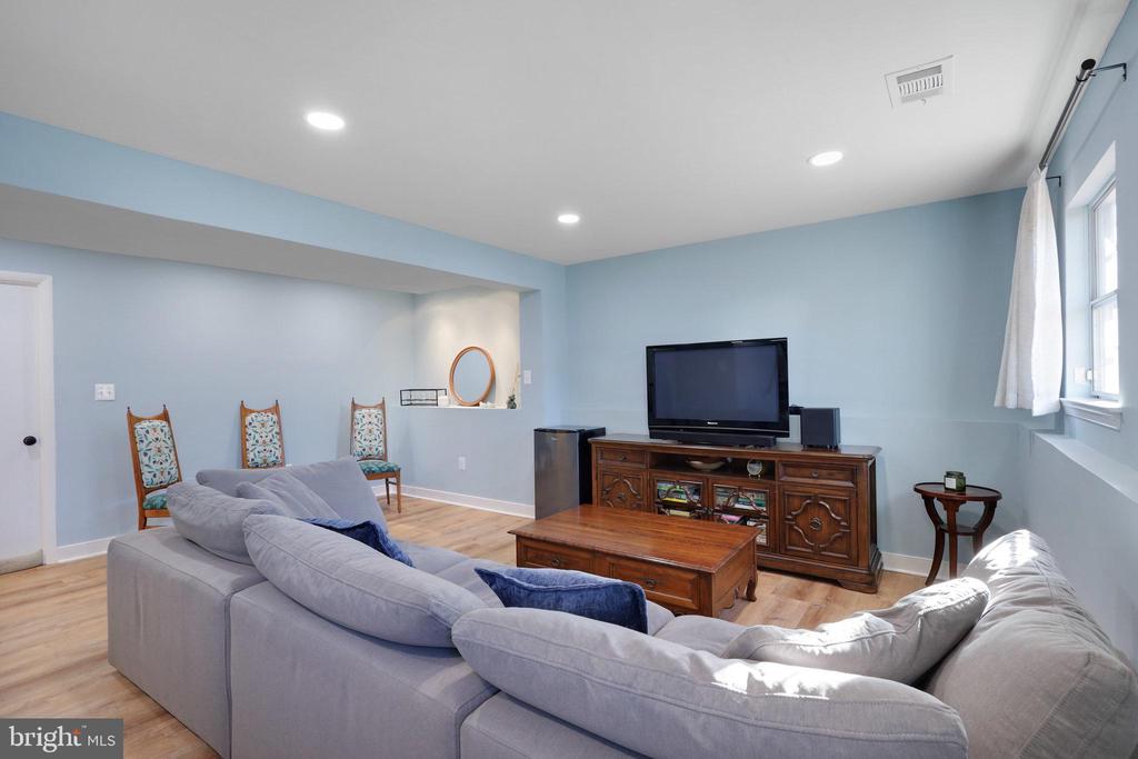 6107 WILMINGTON DR