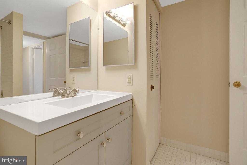 3713 S GEORGE MASON DR #215