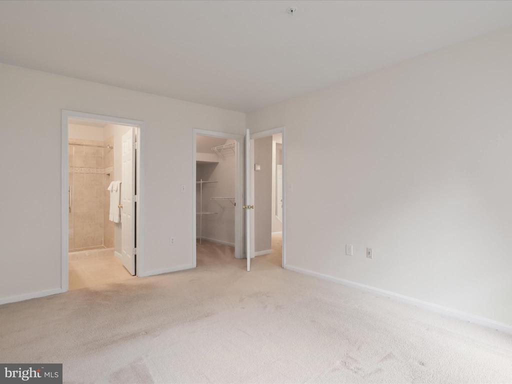 4574 Superior Sq