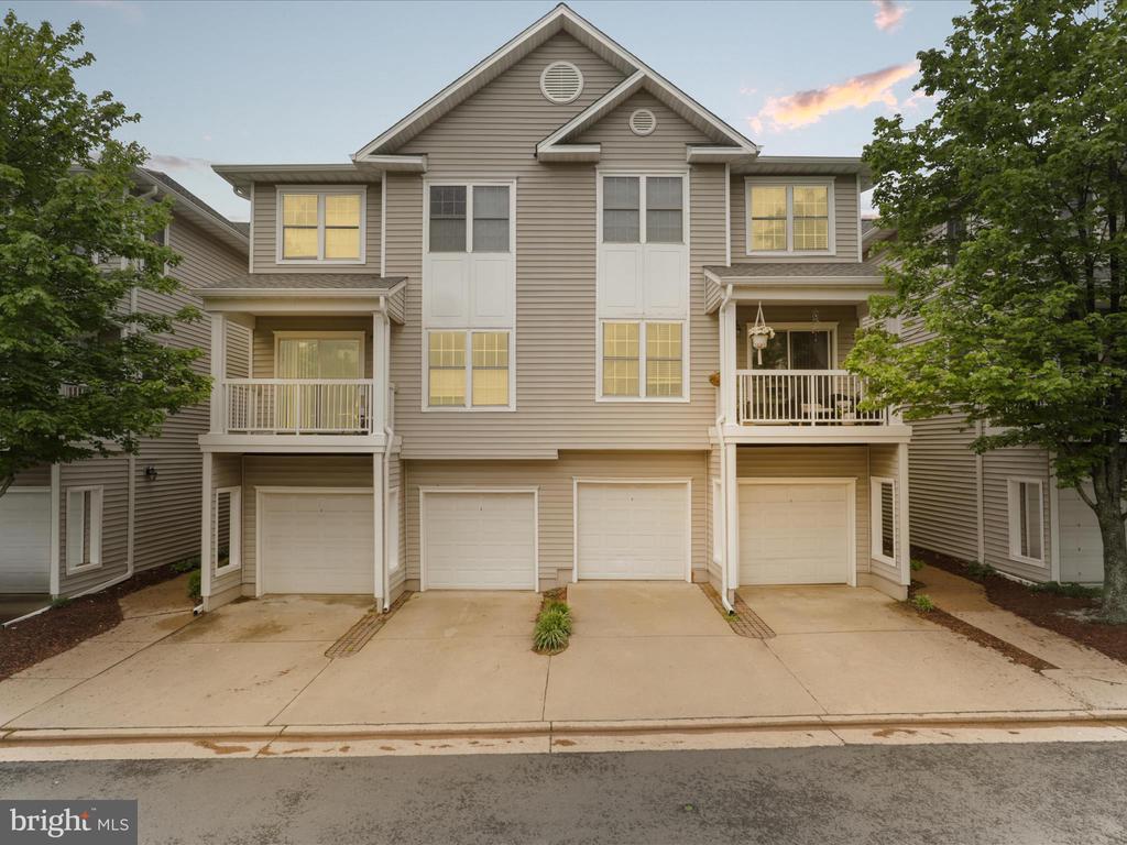4574 Superior Sq