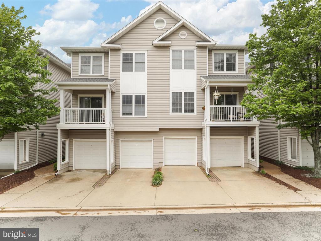 4574 Superior Sq