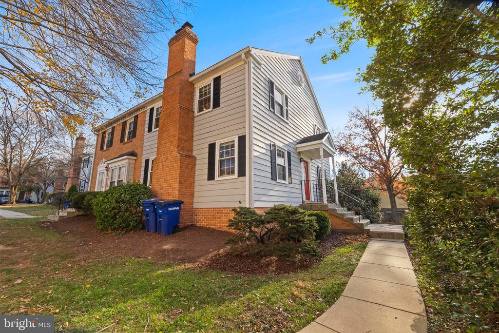 359 LINDEN COURT