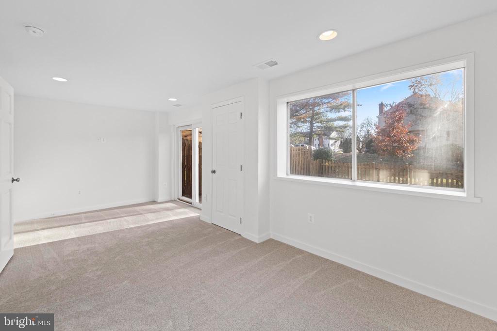 359 LINDEN COURT