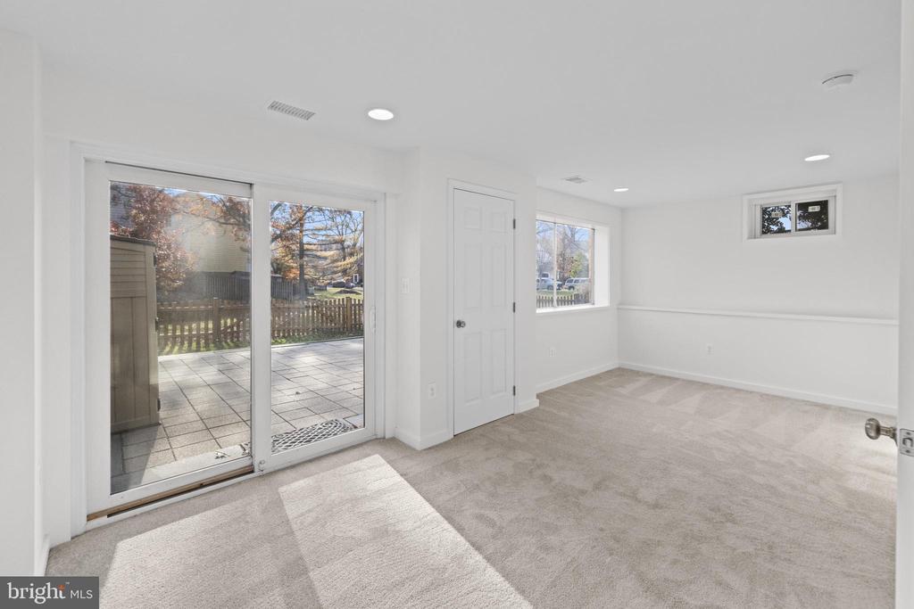 359 LINDEN COURT