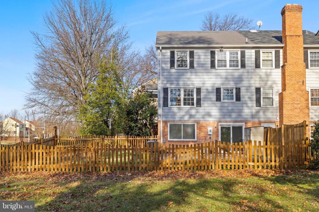 359 LINDEN COURT