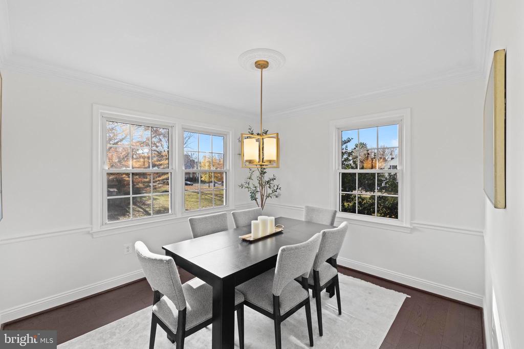 359 LINDEN COURT