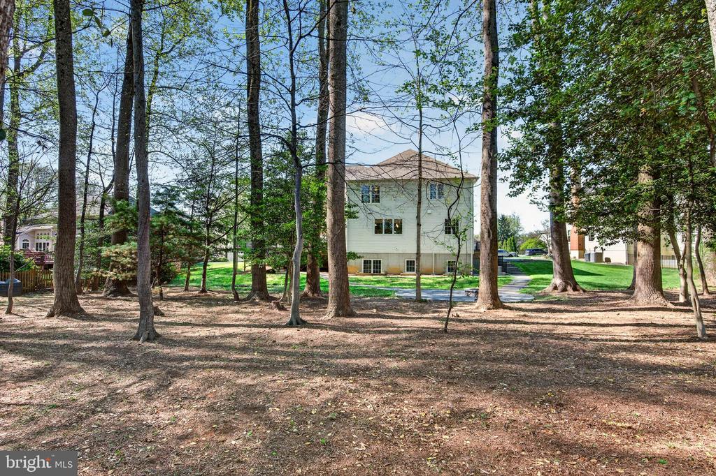 6488 LAKE MEADOW DRIVE