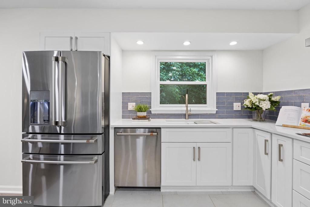 5610 SHADE TREE LANE