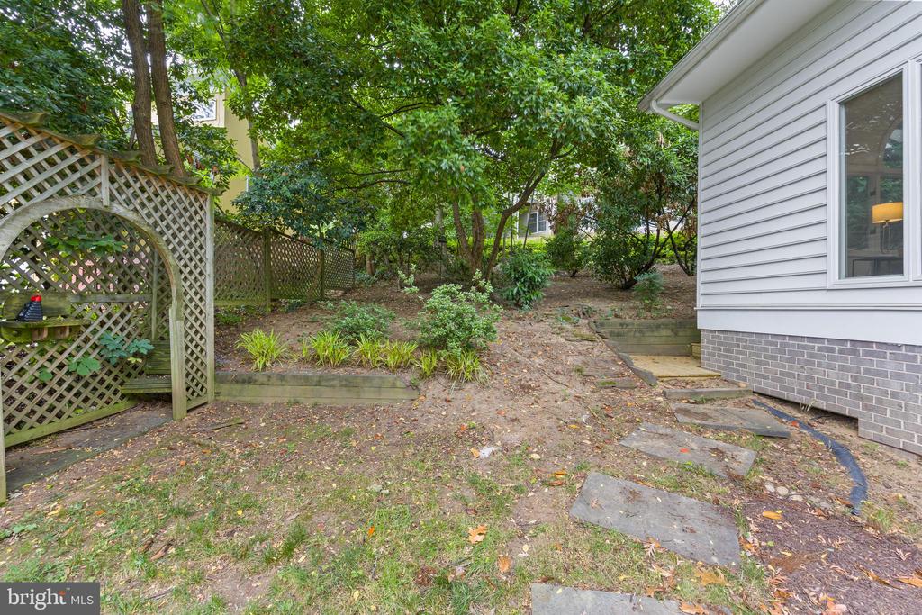 5610 SHADE TREE LANE