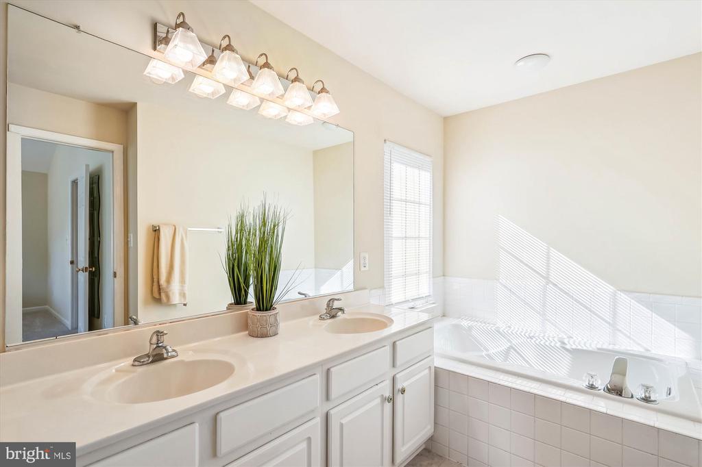 18260 Oak Lake Ct