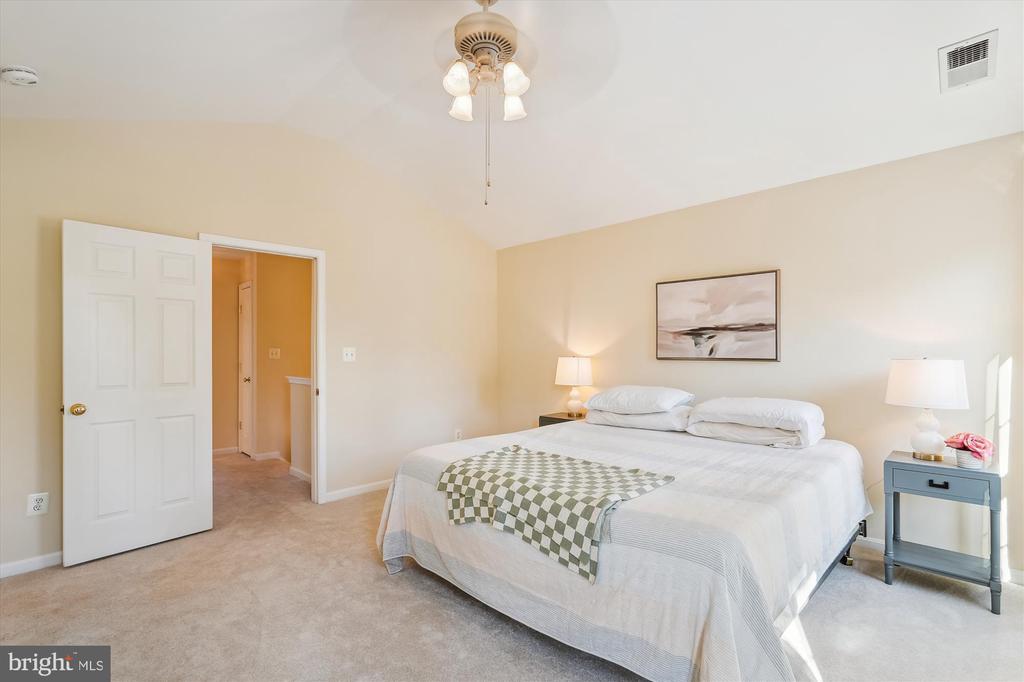 18260 Oak Lake Ct
