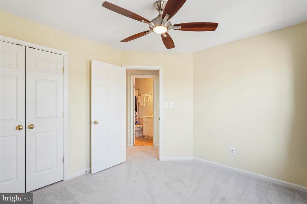 18260 Oak Lake Ct