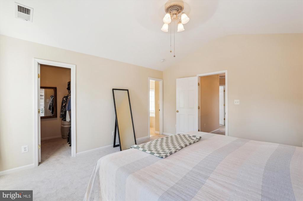 18260 Oak Lake Ct