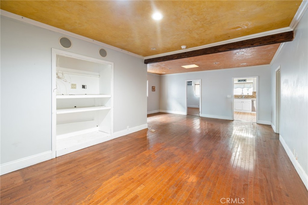 3913 S Budlong Avenue