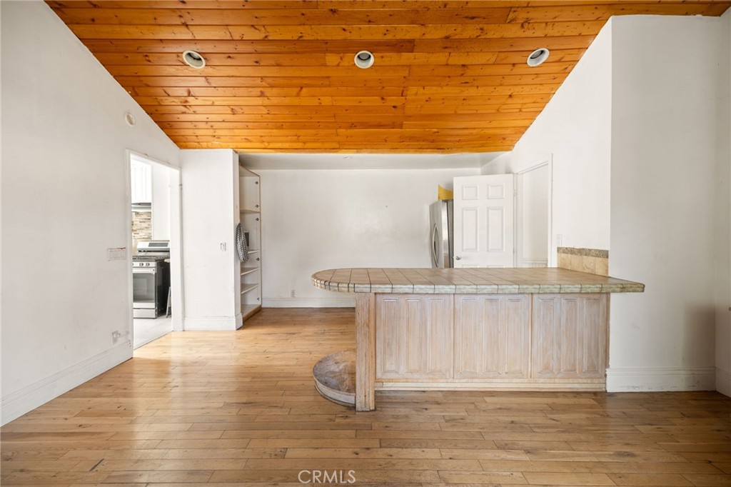 3913 S Budlong Avenue