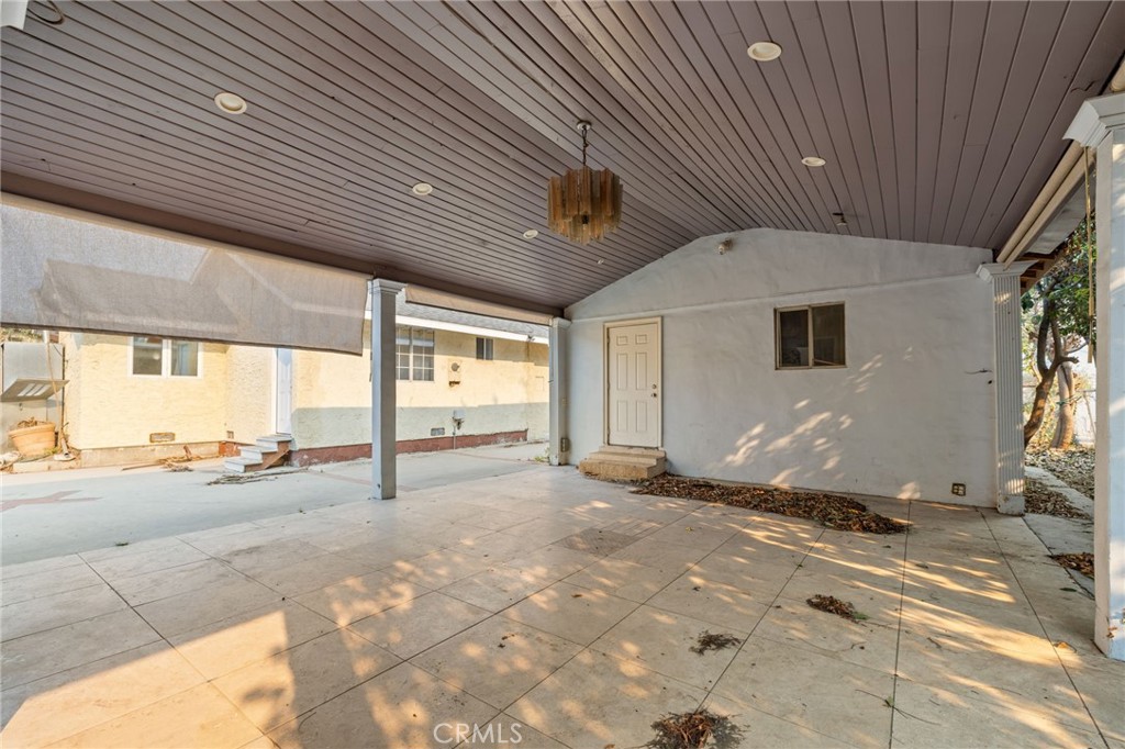 3913 S Budlong Avenue