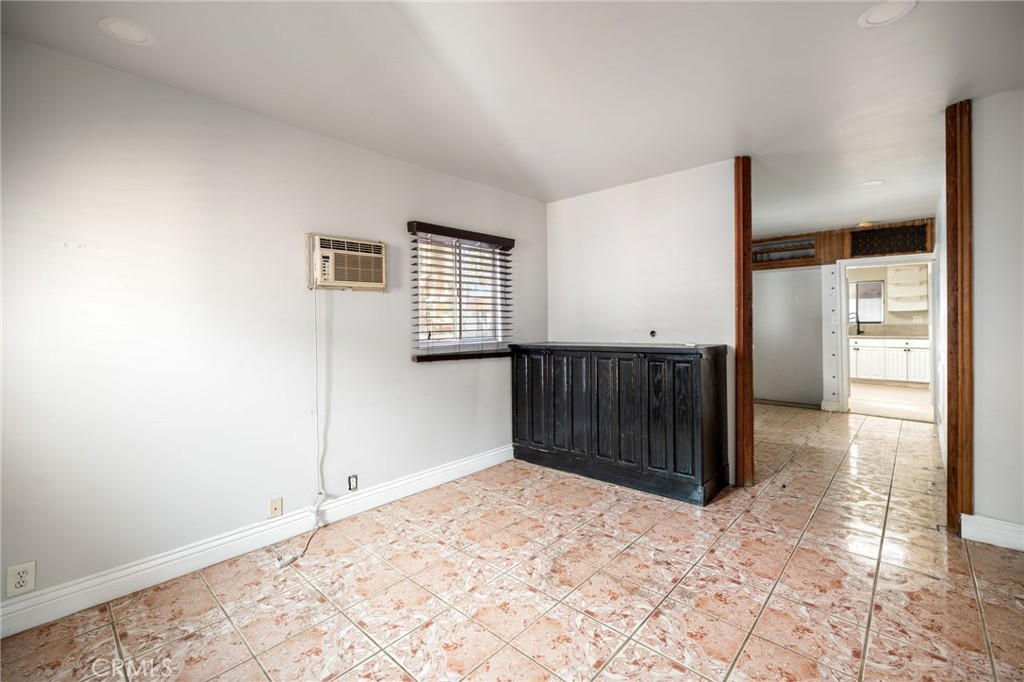 3913 S Budlong Avenue