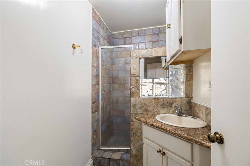 3913 S Budlong Avenue