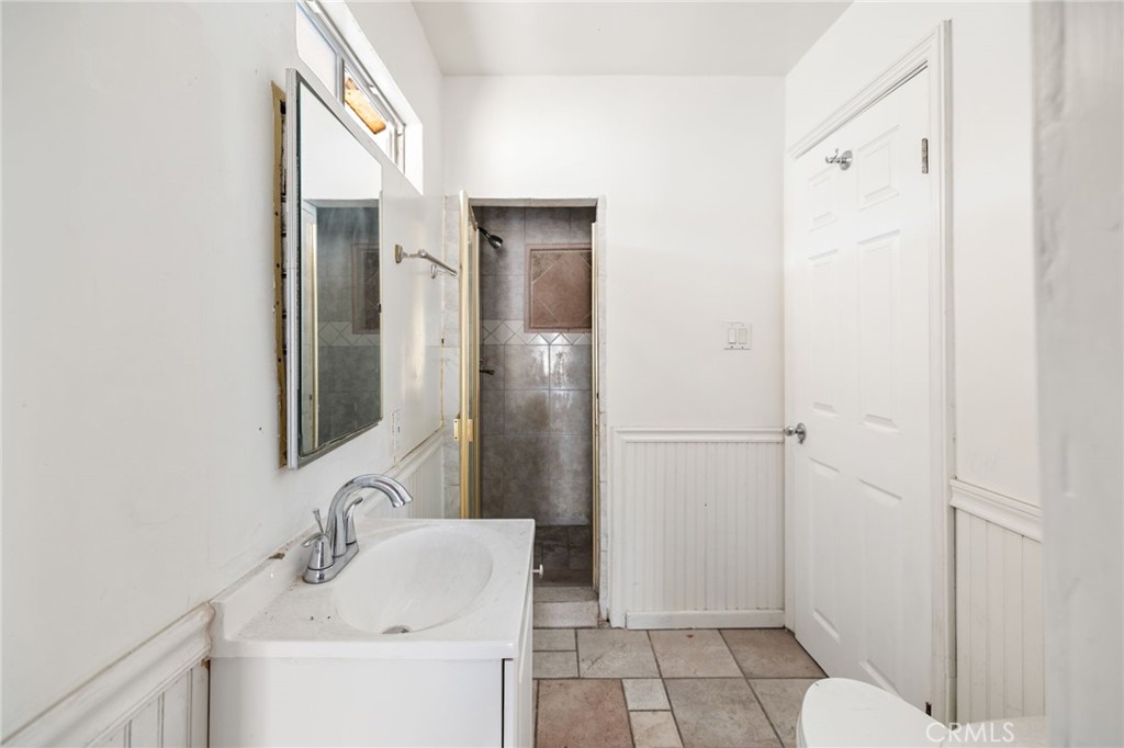 3913 S Budlong Avenue