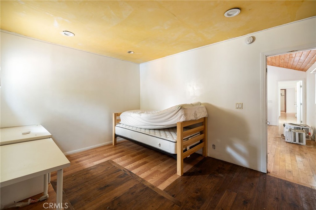 3913 S Budlong Avenue