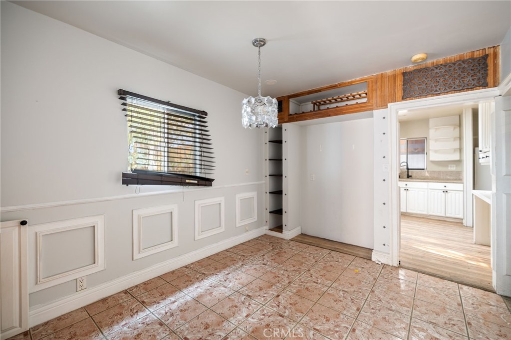 3913 S Budlong Avenue