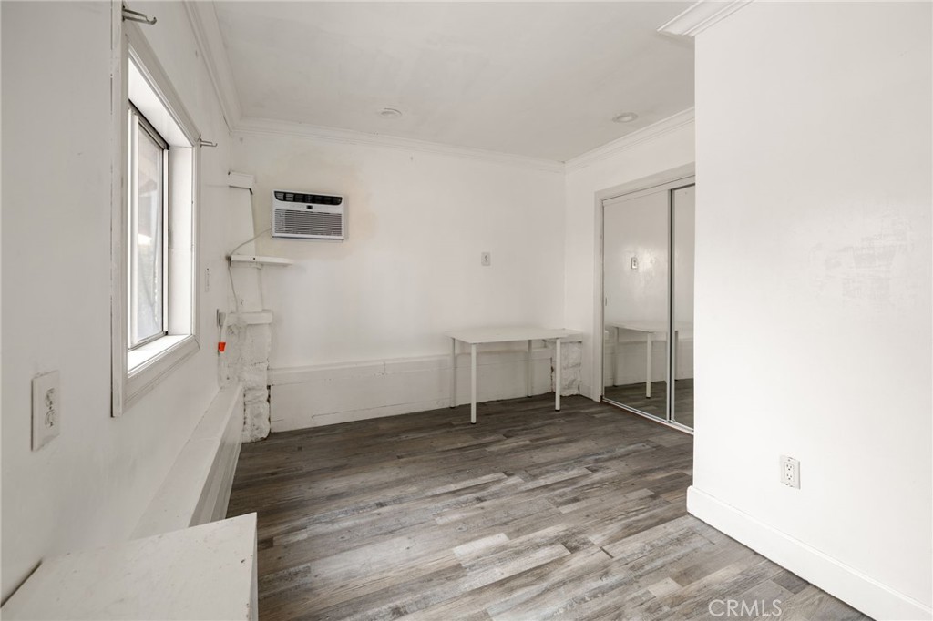 3913 S Budlong Avenue