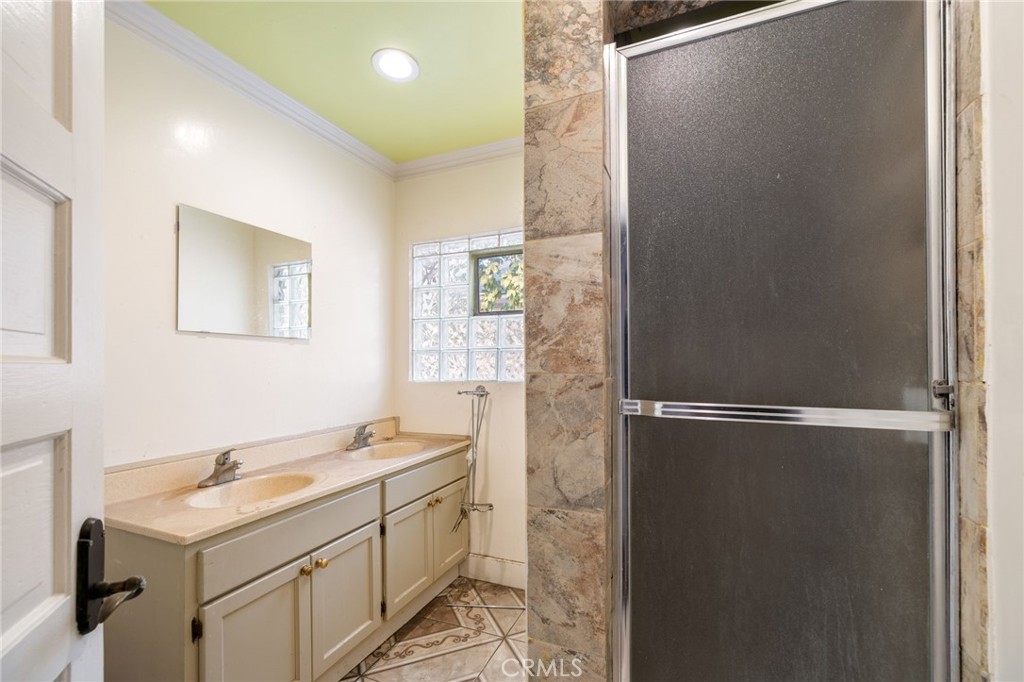 3913 S Budlong Avenue