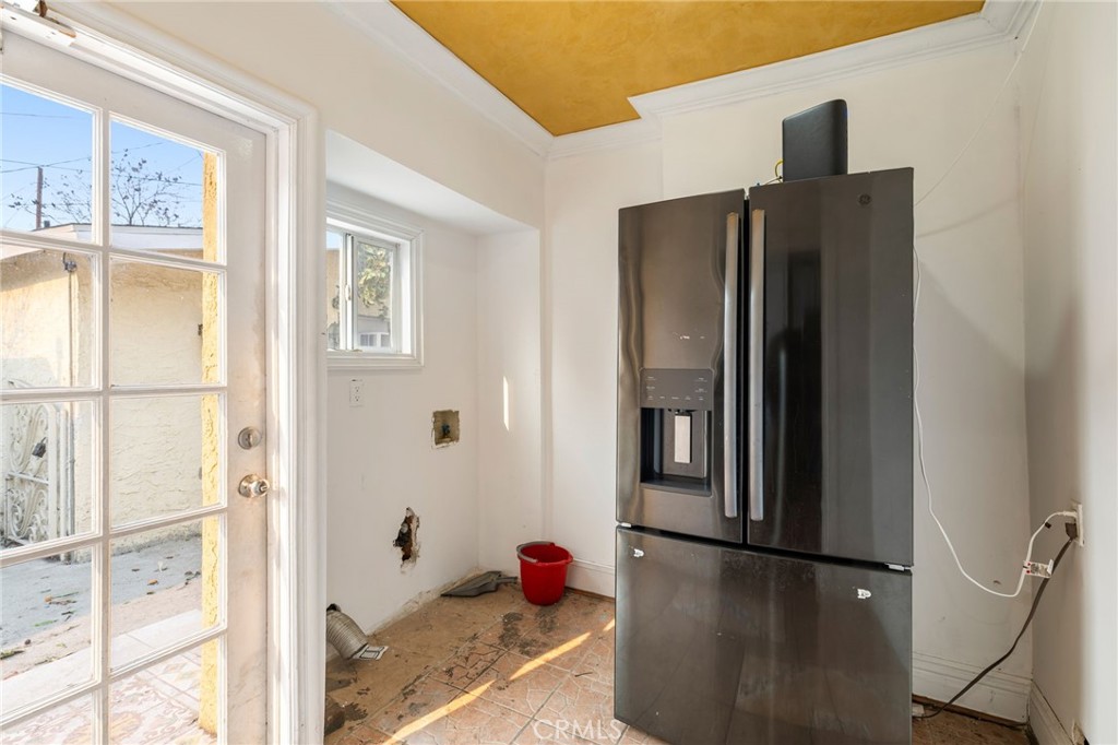 3913 S Budlong Avenue