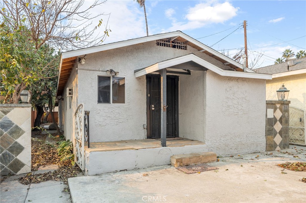 3913 S Budlong Avenue