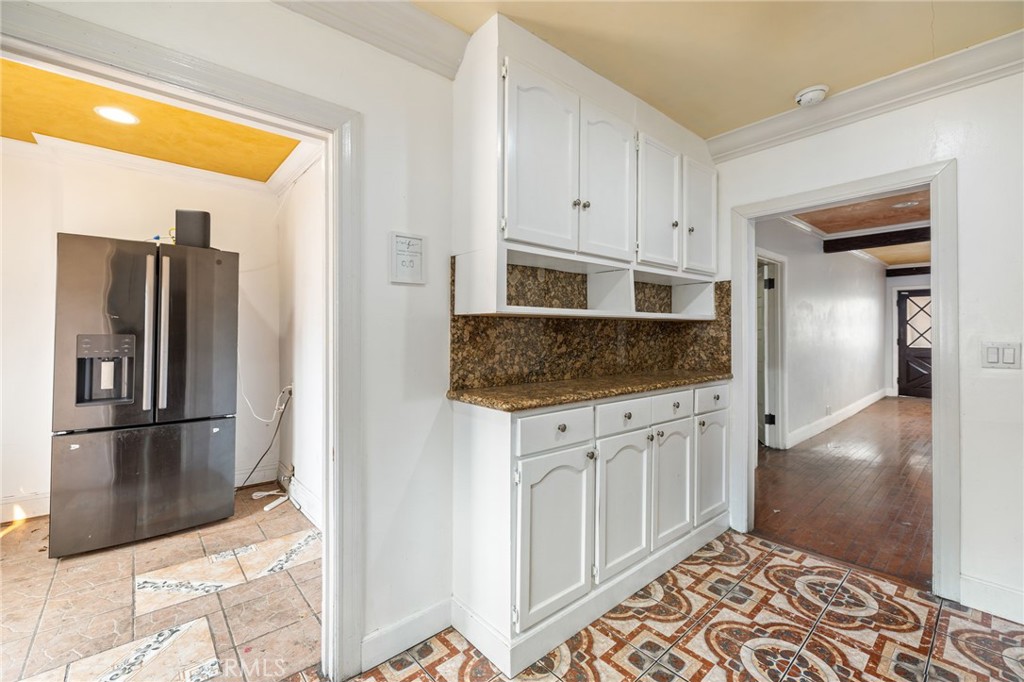 3913 S Budlong Avenue