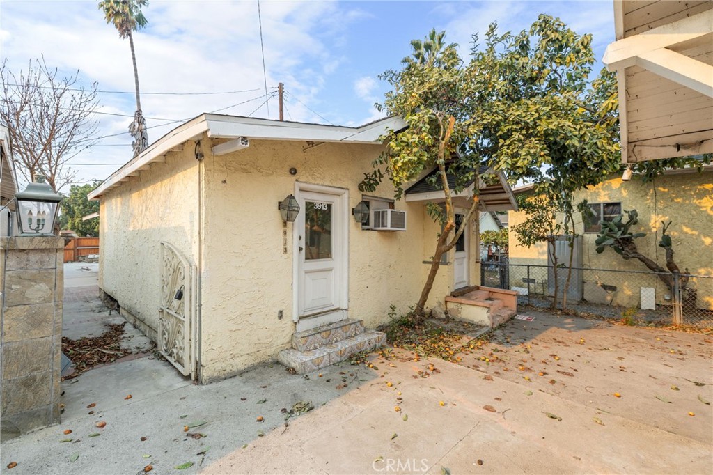 3913 S Budlong Avenue