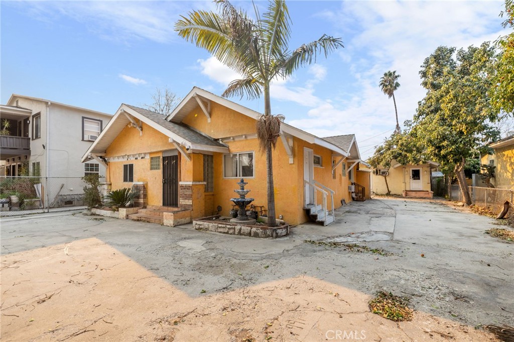 3913 S Budlong Avenue