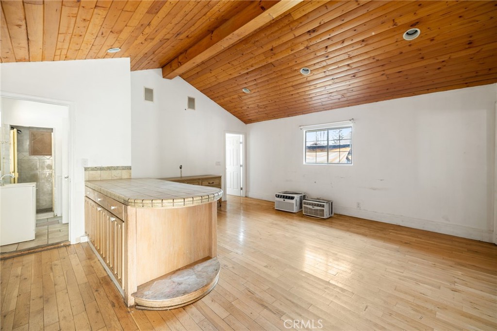 3913 S Budlong Avenue