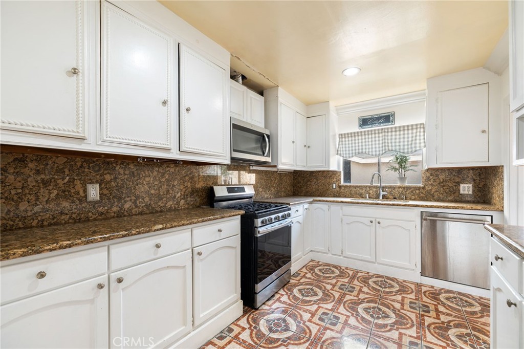 3913 S Budlong Avenue