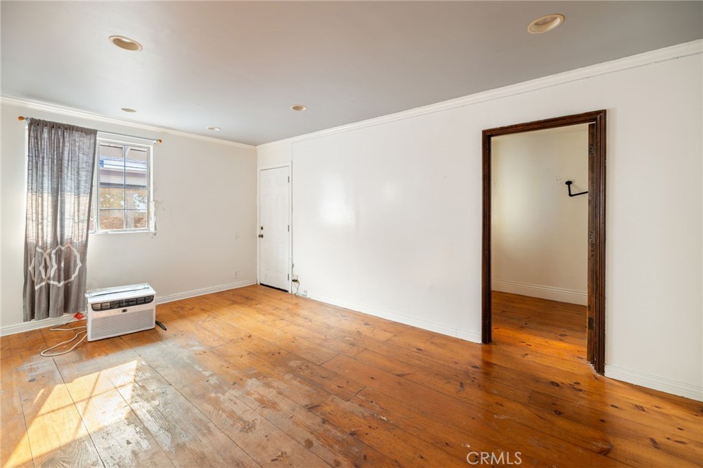 3913 S Budlong Avenue