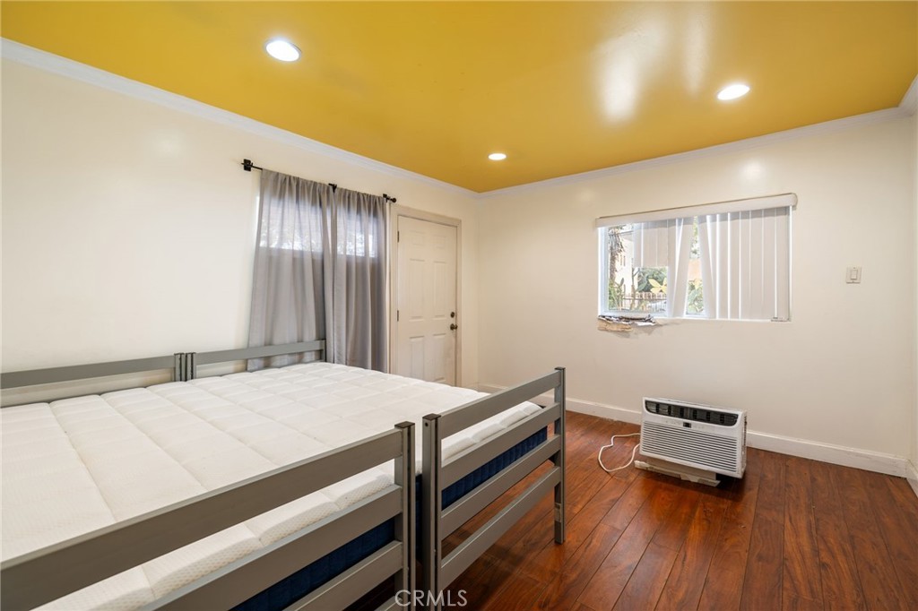 3913 S Budlong Avenue